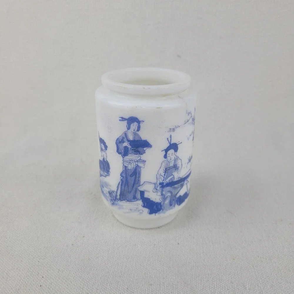 Vintage Blue White Milk‎ Glass Chinoiserie Vase Asian Scene Transferware 4.5